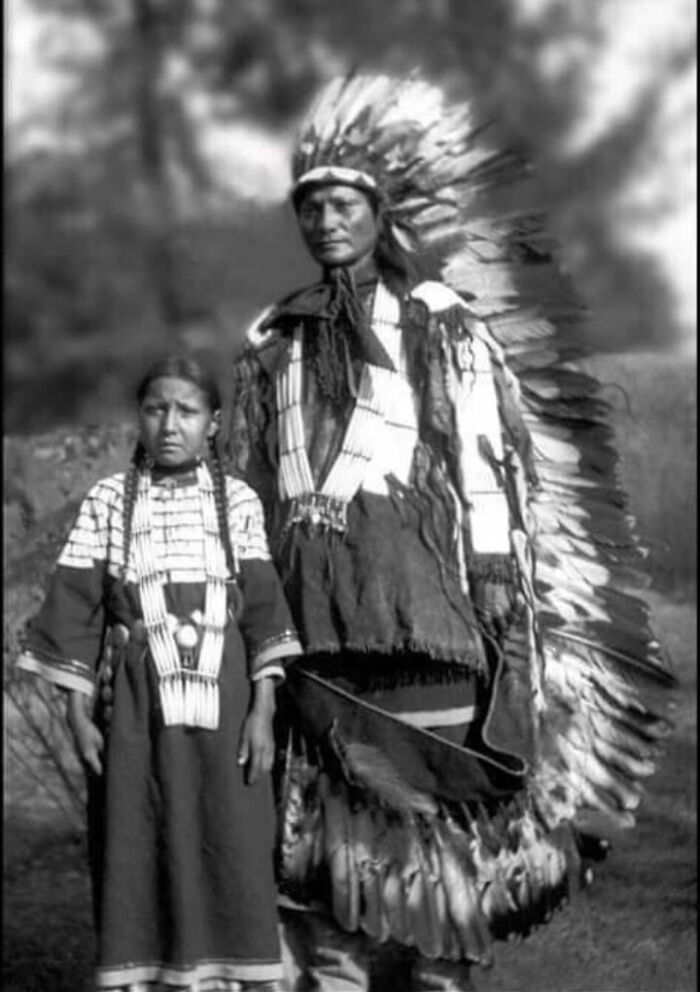 Native American getting ready for the battle with his daughter 