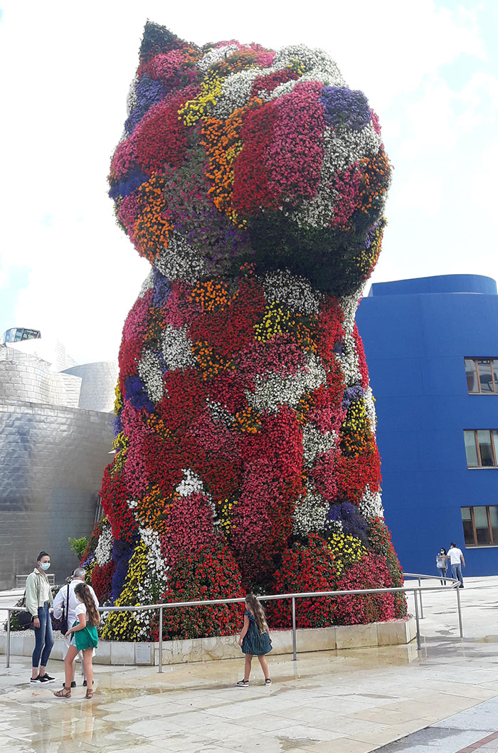 "Puppy" A Dog Statue Made Entirely Of Flowers By Jeff Koons In 1992, Is Located In The Guggenheim Museum In Bilbao, Spain