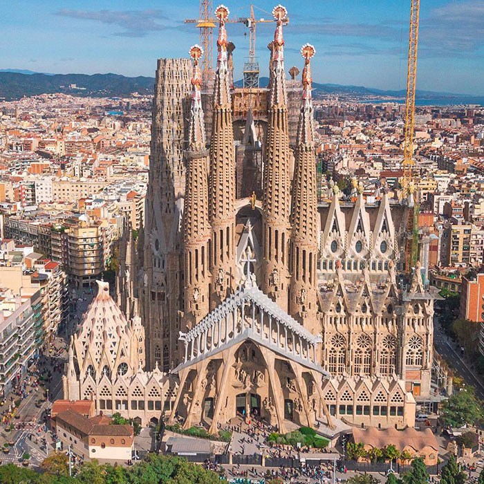 Esta iglesia ha estado en construcción desde 1882 - La Basílica de la Sagrada Familia en Barcelona, España
