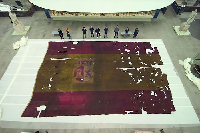 The Size Of This Flag Flown On A Spanish Ship At The Battle Of Trafalgar (1805) Compared To The Size Of People Around It