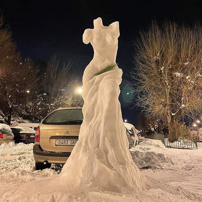 Meanwhile In Madrid, Someone Sculpted The Venus De Milo Out Of Snow