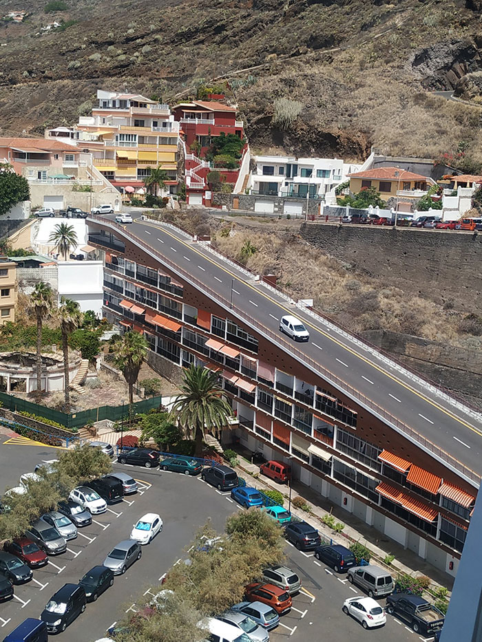 El edificio Los Ficus está construido bajo una carretera en Tenerife, España. 60 viviendas que se construyeron en los años 60 soportando una carretera que baja hasta la costa