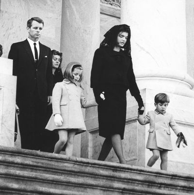 jackie-kennedy-daughters-9312725ae37a4f31adc3519846219d3c-6321187f7b456.jpg
