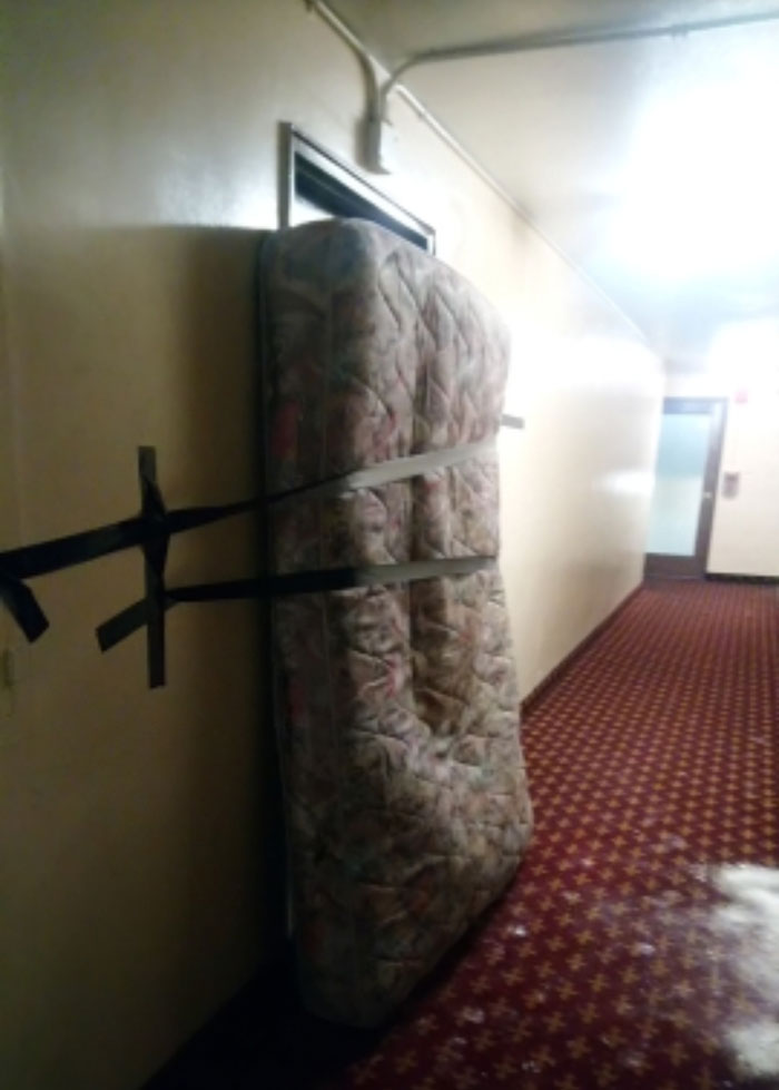 My Friend's Neighbor Neglected To Dispose Of A Disgusting Old Mattress That They Dumped In The Hallway. 5 Days And Multiple Notices Later, Vigilante "Justice" Came Into Play