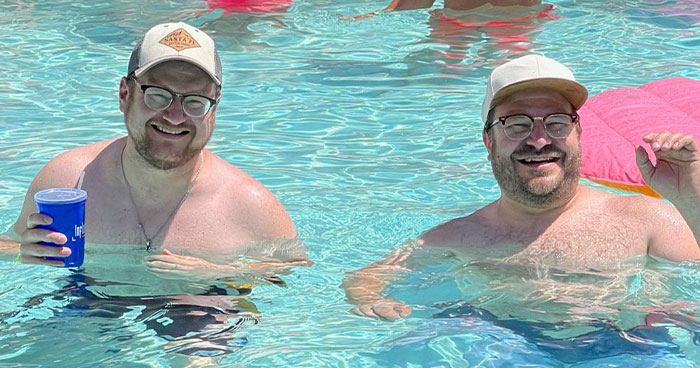 Picture Of What Look Like Twins Goes Viral, Turns Out The Two Men Only Just Met On Vacation