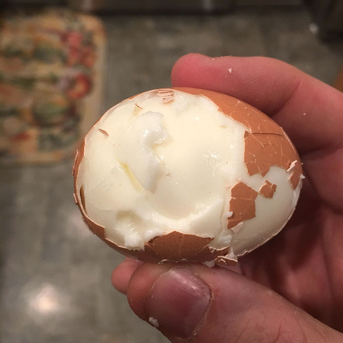 Cuando estás pelando un huevo y sucede este desastre