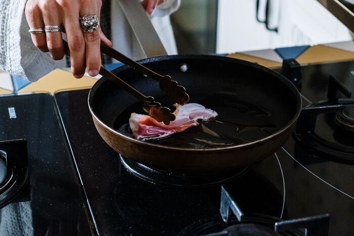 Keep Bacon From Splattering And Popping With A Little Water In The Pan