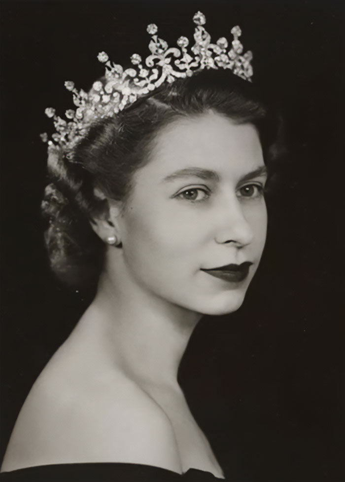 Queen-Elizabeth-Younger-Photos
