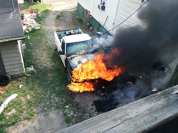 Mientras trasladaba la primera carga de mis cosas a mi nueva casa, los vecinos me saludan quemando basura e incendiando su camión