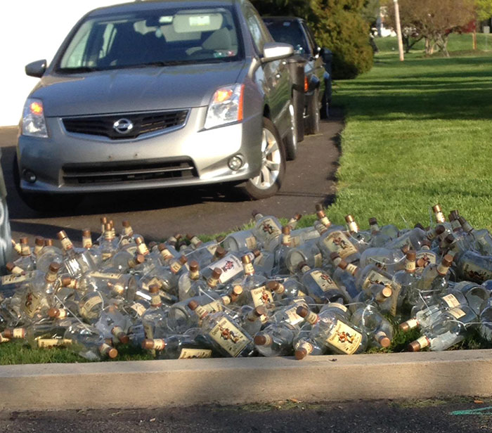La pila de reciclaje de mi vecino debe tener más de 100 botellas vacías de 2 litros de ron Capitán Morgan. La papelera de reciclaje también estaba llena. Un montón de Capitanes en él