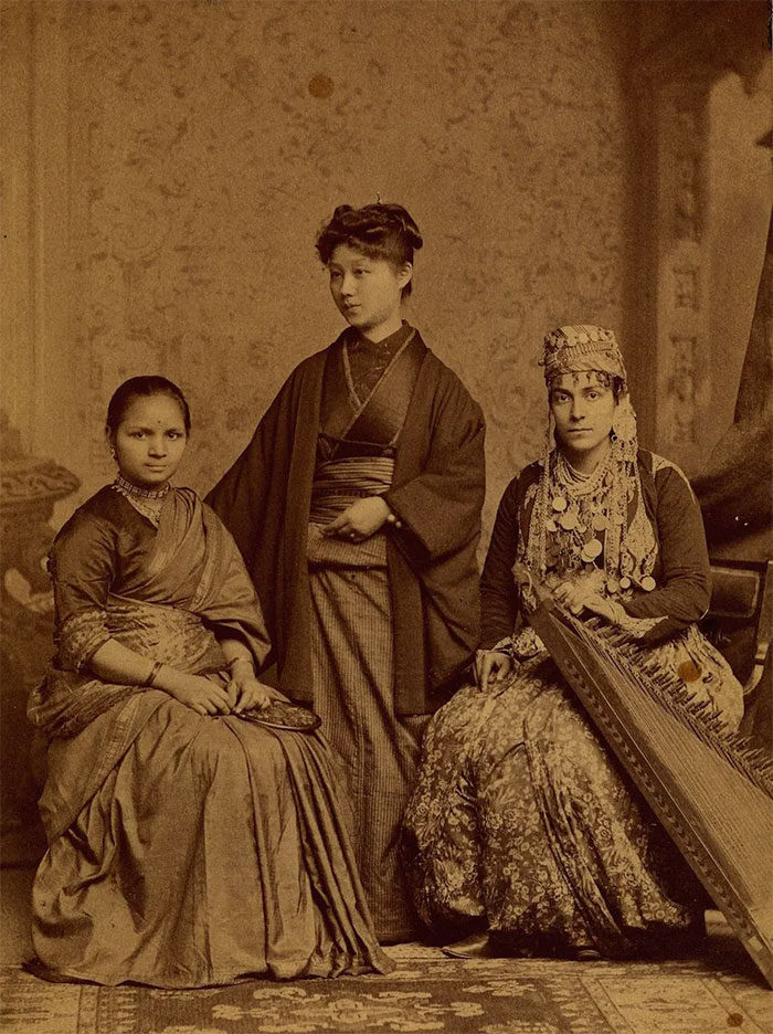 Una india, una japonesa y una siria se preparan para ser médicas en el Women's Medical College de Filadelfia