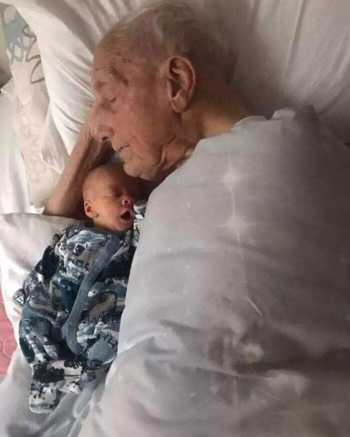5-Week-Old Hunter Snoozing Alongside His 104-Year-Old Great-Great-Grandfather Charles