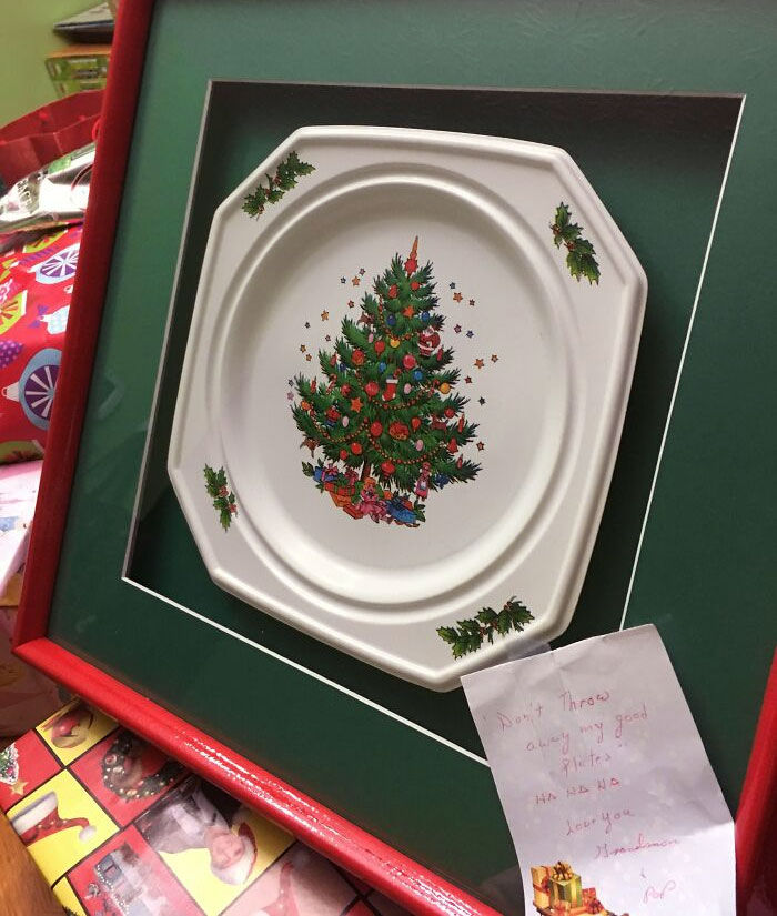 For 30 Years, My Grandmother Used The Same Plastic Plates For Christmas. After Last Year She Only Had 7 Left, So She Framed Them And Gave One To Each Of Her 7 Grandkids
