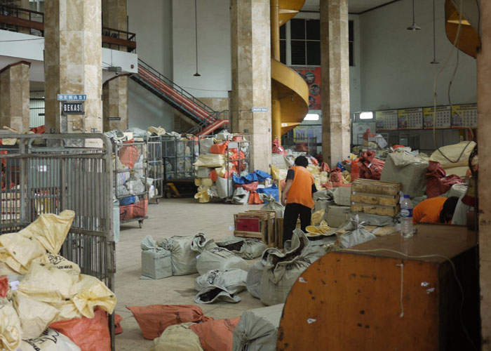 Toxic Micromanaging Boss Tells Employee To Disregard Rules Only To Punish Them For It, Employee Maliciously Complies The Next Time, Boss “Disappears”