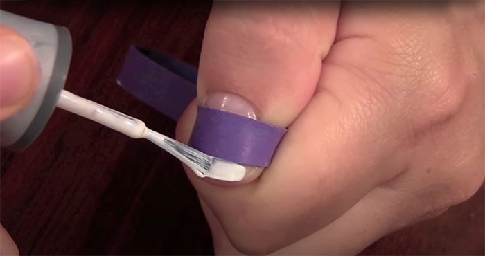 Use A Rubber Band For A Perfect French Tip