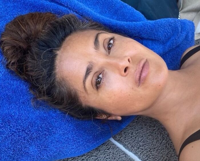 Cuando Salma Hayek compartió este selfie sin maquillaje y alabó su "pelo blanco de la sabiduría"