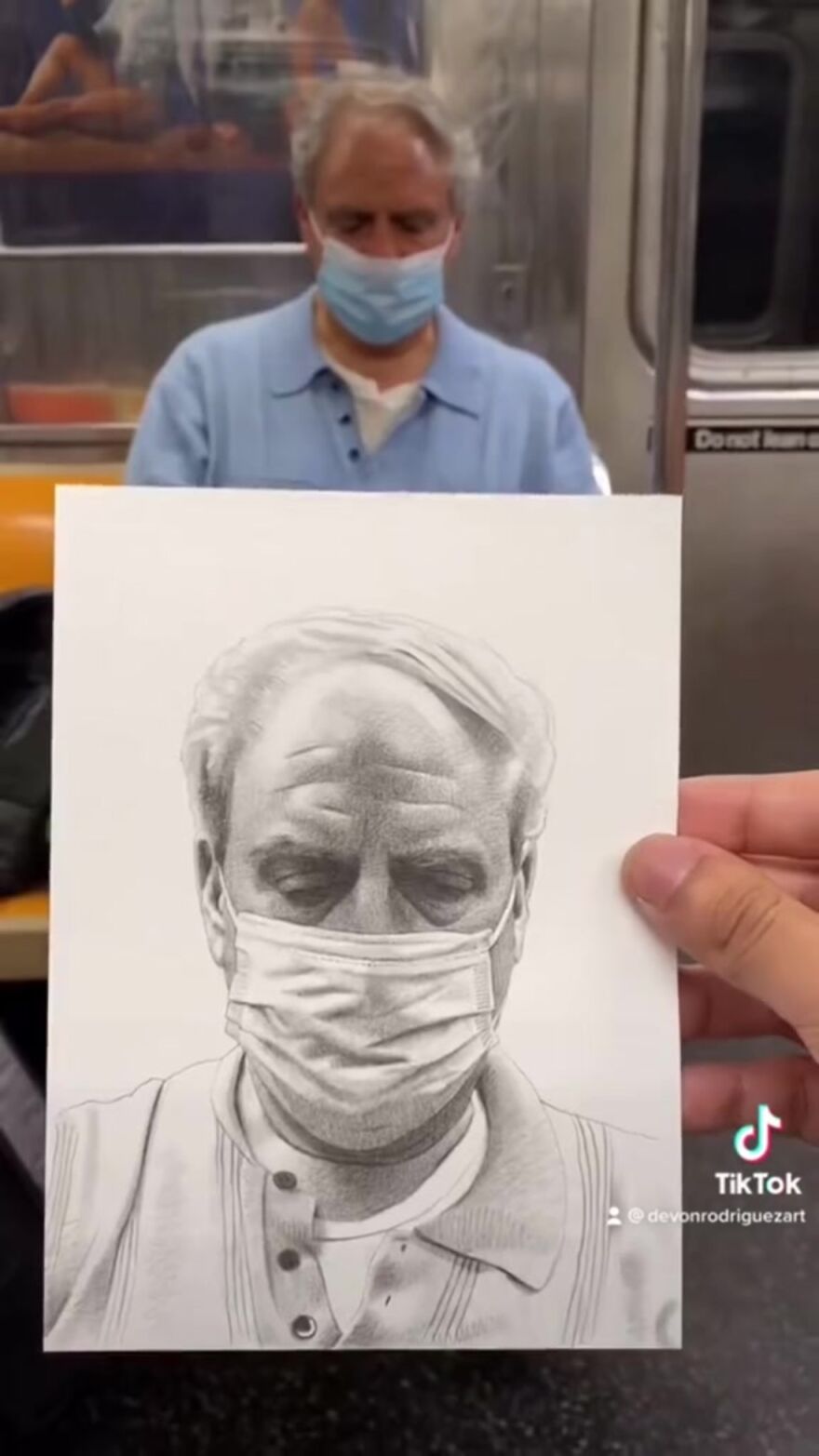 This Guy Surprises New York Subway Passengers With His Hyper-Realistic Drawings