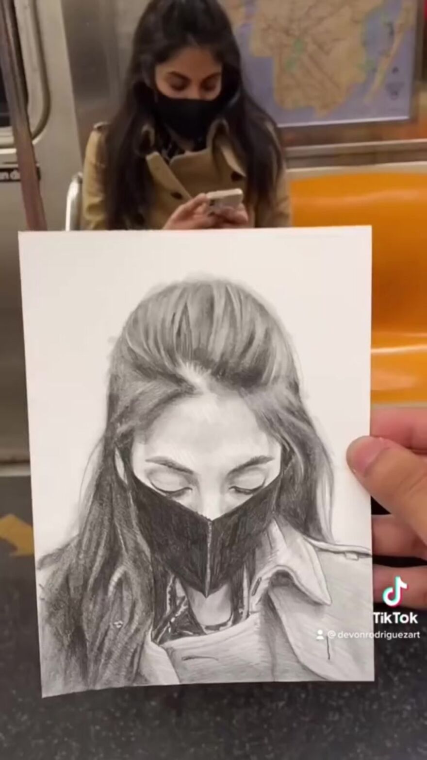 This Guy Surprises New York Subway Passengers With His Hyper-Realistic Drawings