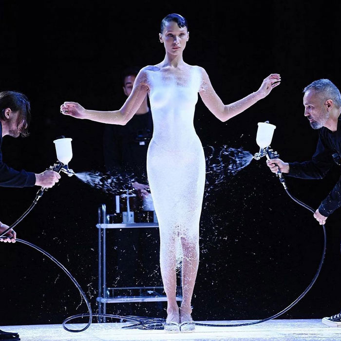 A Closer Look At Bella Hadid’s Spray-Painted Coperni Dress Reveals The Science Behind It A Closer Look At Bella Hadid’s Spray-Painted Coperni Dress Reveals The Science Behind It