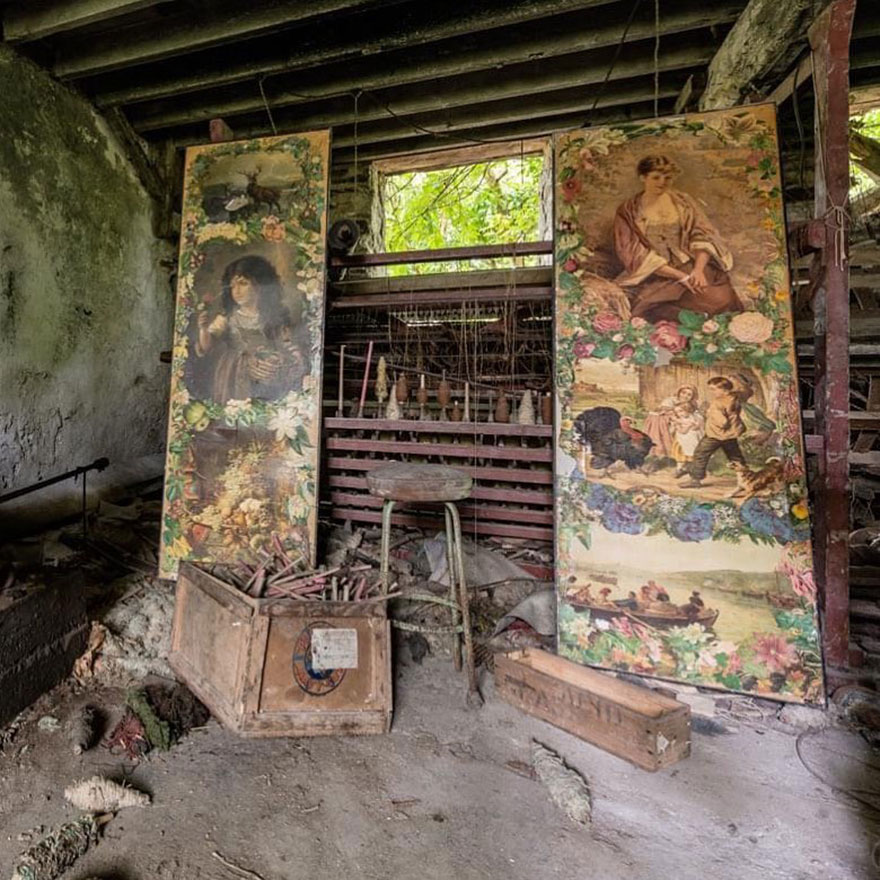 I Photograph Incredible Paintings That People Have Left Behind In Abandoned Buildings Around Europe