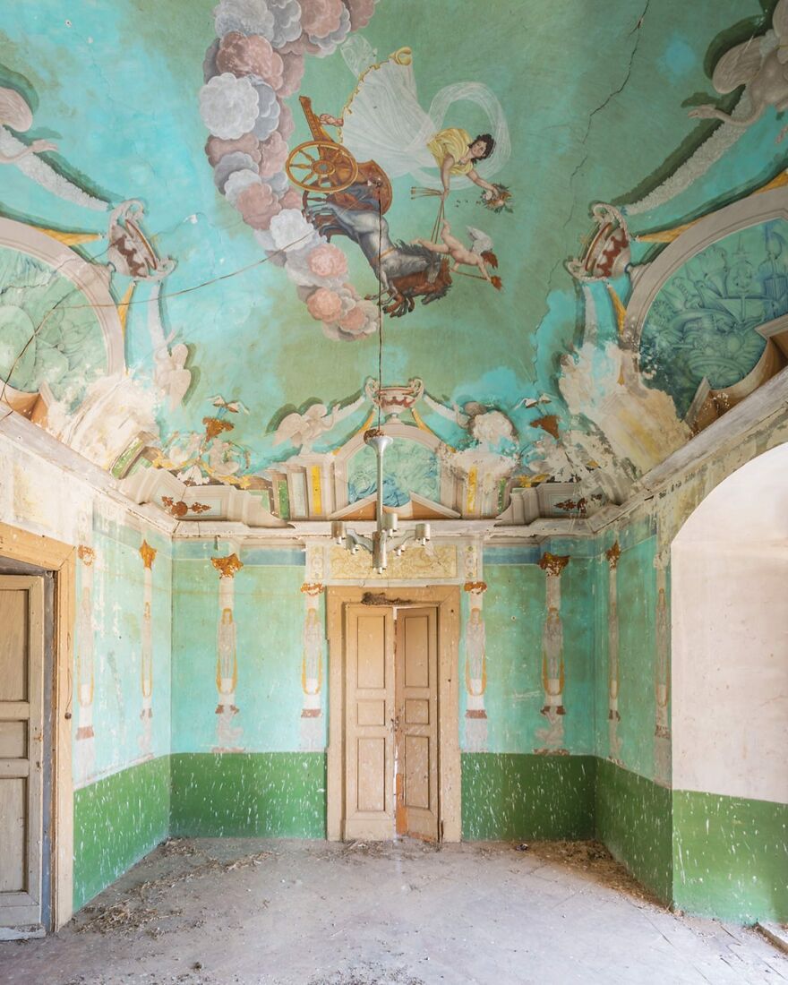 I Photograph Incredible Paintings That People Have Left Behind In Abandoned Buildings Around Europe
