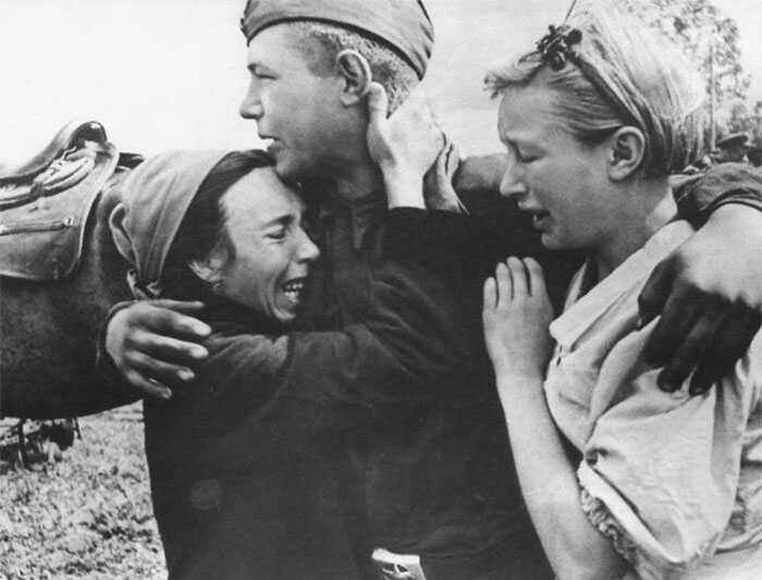 Recluta ruso con su familia antes de ser desplegado en el frente, Karachev, Bryansk, Rusia, 1943