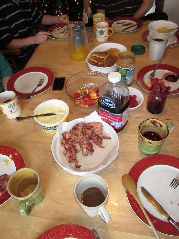 “What's Something That's Considered Normal That Creeps You Out Immediately?” (40 Answers)