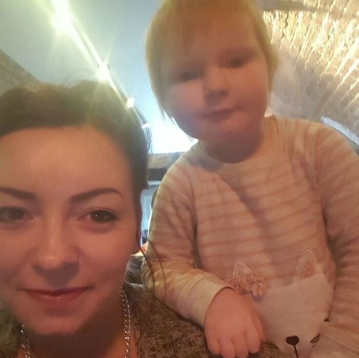 Ed Sheeran y su madre cuando él era una niña 