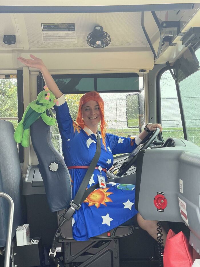 Mi mujer es conductora de un autobús escolar y este año se ha disfrazado de la Sra. Frizzle en Halloween