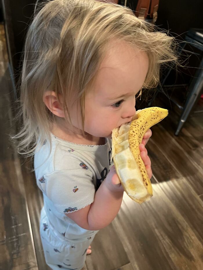 Mi hija quería "abrir" el plátano ella sola esta mañana. ¿Estoy criando a una asesina en serie?