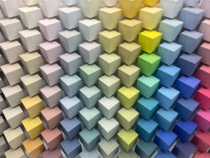 Muestras de pintura en forma de cubos, en lugar de muestras planas, para que se pueda ver cómo son los colores cuando les da la sombra