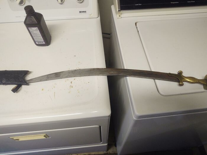 Encontré una espada en un estante alto de mi nueva casa