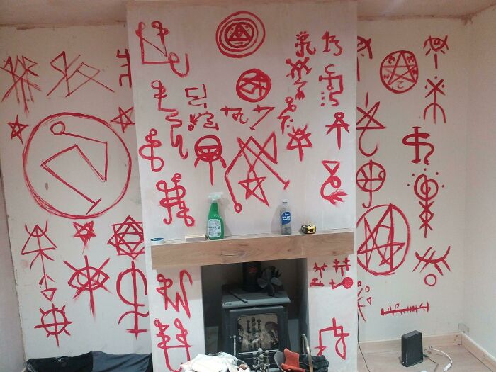 Me mudé a una casa y encontré estos símbolos bajo los paneles
