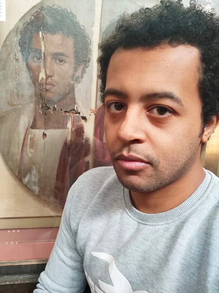 Un egipcio en la actualidad se hace un selfie con un retrato de hace 2000 años de un egipcio de la época romana