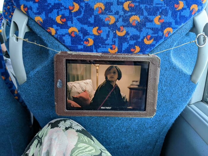 Resting Your Tablet On Your Knee For A Long Bus Journey Is Annoying. Improvise, Overcome!