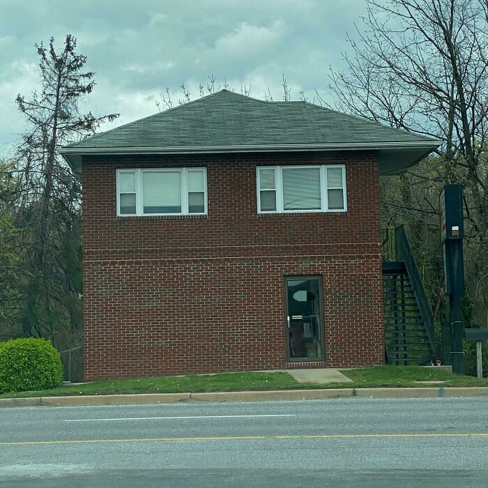 Este edificio que vi el otro día parece una mala casa de principiante de los Sims
