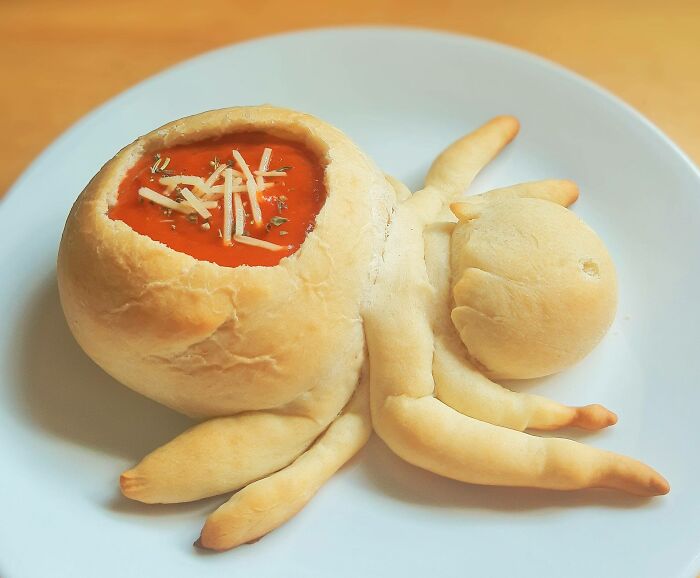 Sopa de tomate en cuenco de pan de araña