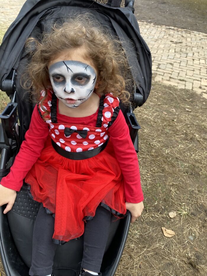 Daughter Spiced Up Her Minnie Mouse Costume With The Zombie Face Paint At The Zoo