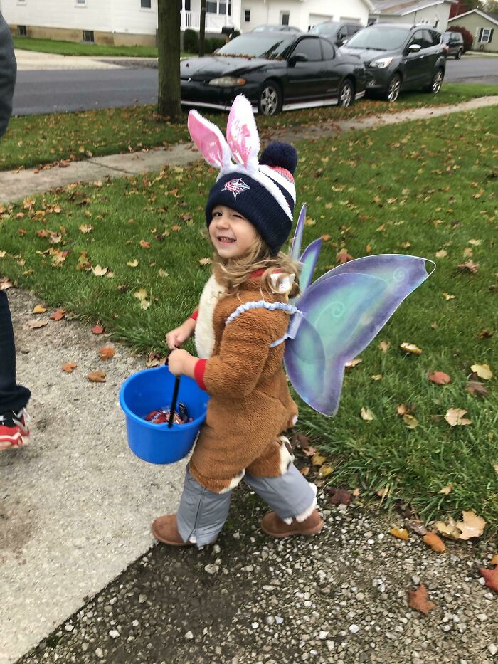 Mi hija de 3 años no podía decidirse por un disfraz. Se decantó por "Osita-conejta voladora"