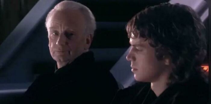 En La venganza de los Sith (2005), Anakin Skywalker es educado por un político desde muy joven. Esto es una referencia a la mayoría de los políticos de hoy en día