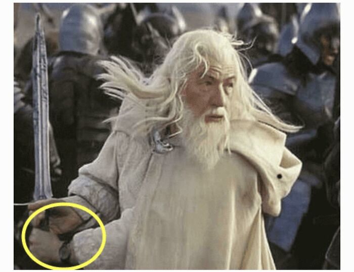 En El Señor de los Anillos, Gandalf lleva un reloj de pulsera mientras que otros personajes no lo llevan. Esto se refiere al hecho de que estaba muy adelantado a su tiempo