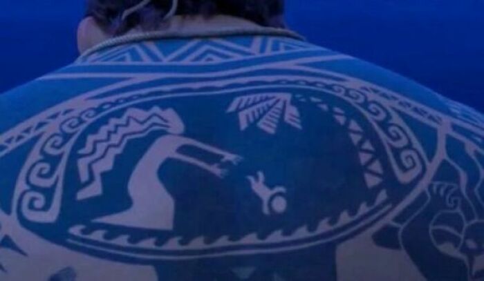 En la película de Disney "Vaiana", Maui tiene varios tatuajes que representan momentos importantes de su vida. Tiene uno en la espalda que representa a su madre arrojándolo al mar. Esto se debe a que Disney quería que el público supiera que tenía una historia trágica