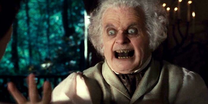En El Señor de los Anillos: La Comunidad del Anillo (2001), el momento "Bilbo aterrador" fue totalmente improvisado por Ian Holm sin efectos visuales. Peter Jackson pensó que era demasiado aterrador e intentó cortarlo, pero Holm seguía apareciendo en su casa por la noche poniendo esta cara hasta que Jackson se echó atrás y mantuvo la escena