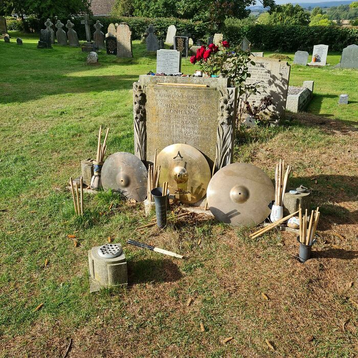 Tributos dejados en la tumba de John Bonham (el baterista de Led Zeppelin)