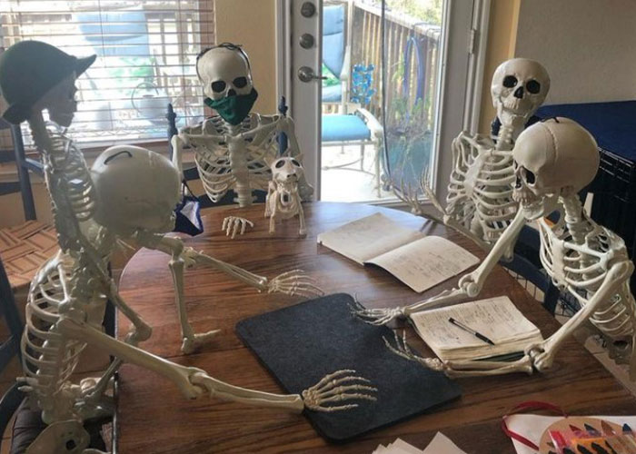 31 Funny Skeleton Scenes Created By This Family From Texas In The Lead Up  To Halloween | Bored Panda