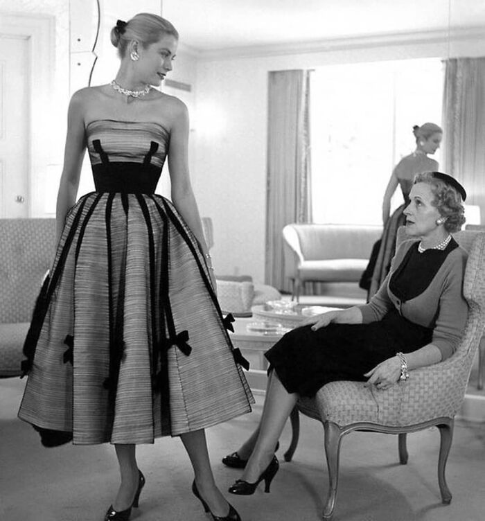 Grace Kelly probándose vestidos con su mamá