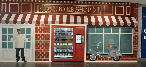 Carlos-Bake-Shop-cake-vending-machine-at-STC-Nov-2020-633b0072a7943.jpg