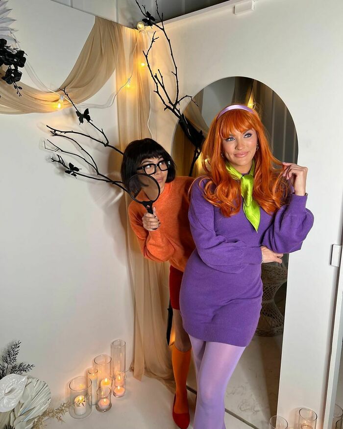 Hayley Kiyoko y Becca Tille como Velma y Daphne