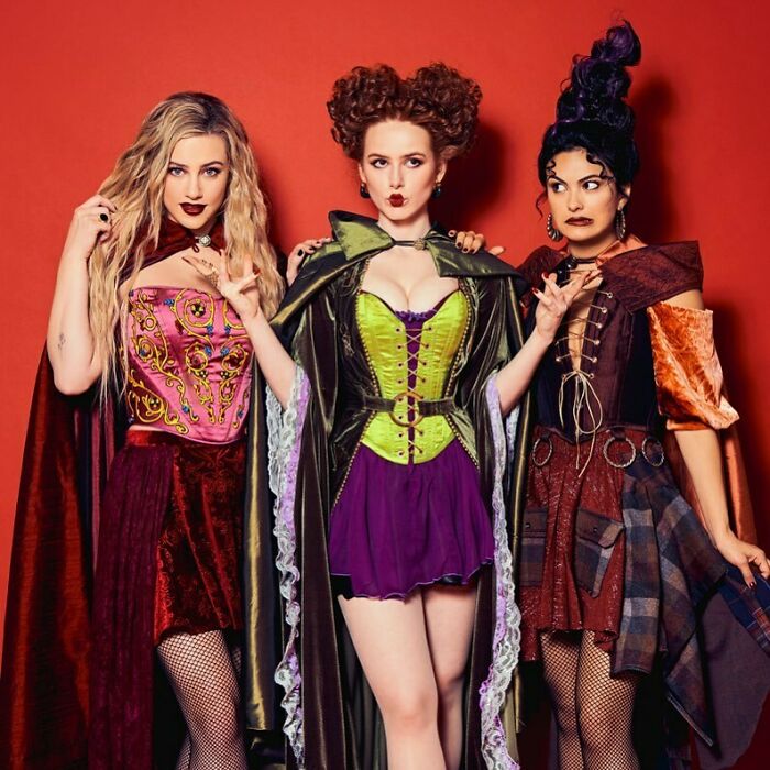 Lili Reinhart, Madelaine Petsch y Camila Mendes como las hermanas Sanderson de Abracadabra