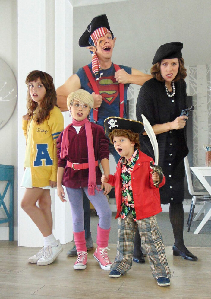 Halloween Photo Tradition (8 Pics) Halloween Photo Tradition (8 Pics)